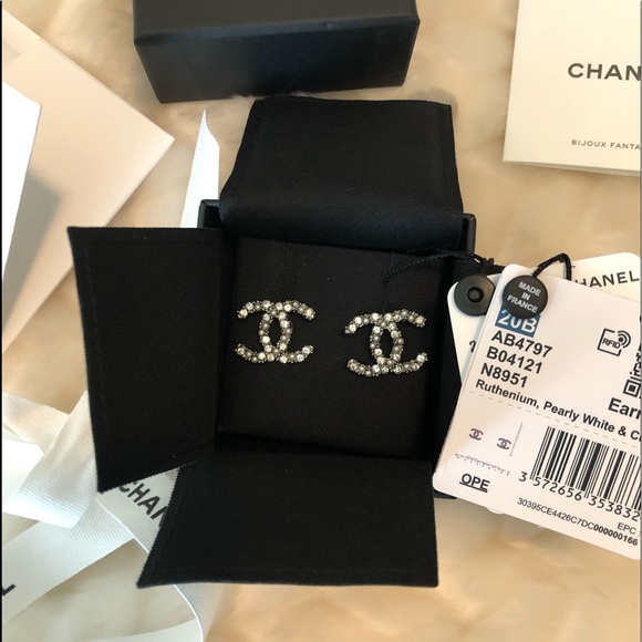 ❌SOLD❌ CHANEL 20B Ruthenium Crystal & Pearl Studs - Picture 11 of 11